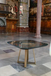 Artystyczny stół z bursztynem