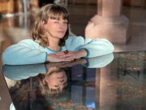 Artystyczny stół z bursztynem