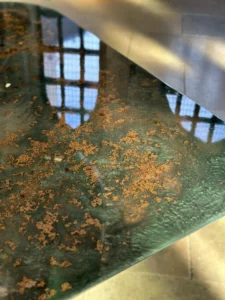 Artystyczny stół z bursztynem