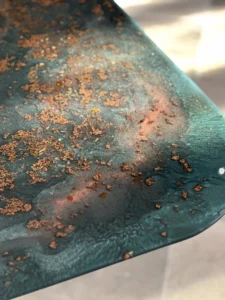 Artystyczny stół z bursztynem