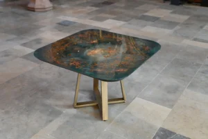 Artystyczny stół z bursztynem